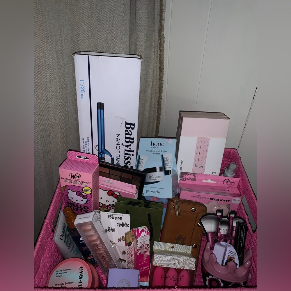 Breast Cancer Fund Raiser Raffle for @bellabugs41 - Picture 3 of 16